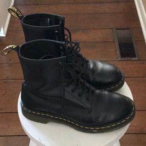 Pre owned- great condition Doc Marten black lboots